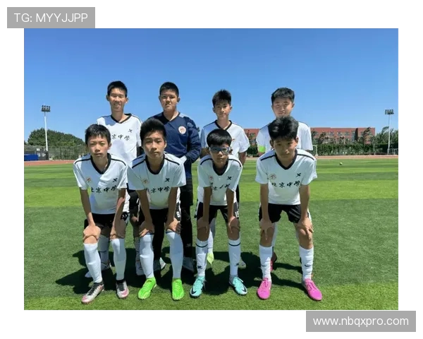 上海足球队的蜕变之旅：城市联赛中的新篇章与挑战